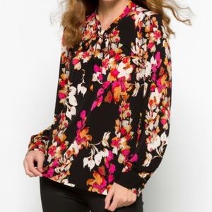 EUC - KARL LAGERFELD PARIS - Shoda Front Tie Knit Floral Top- Worn Once. Size 1X